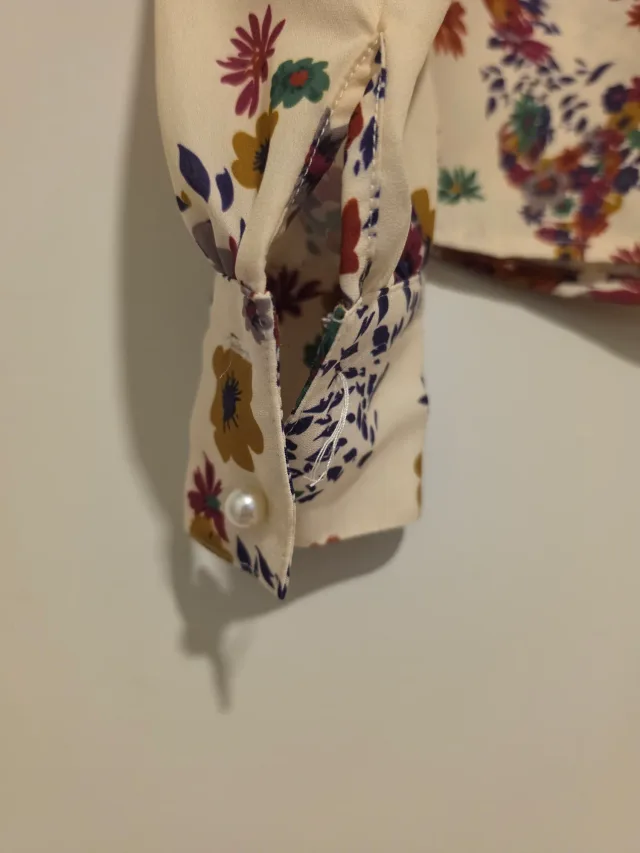 Blusa Floral Cuello Volante Basement